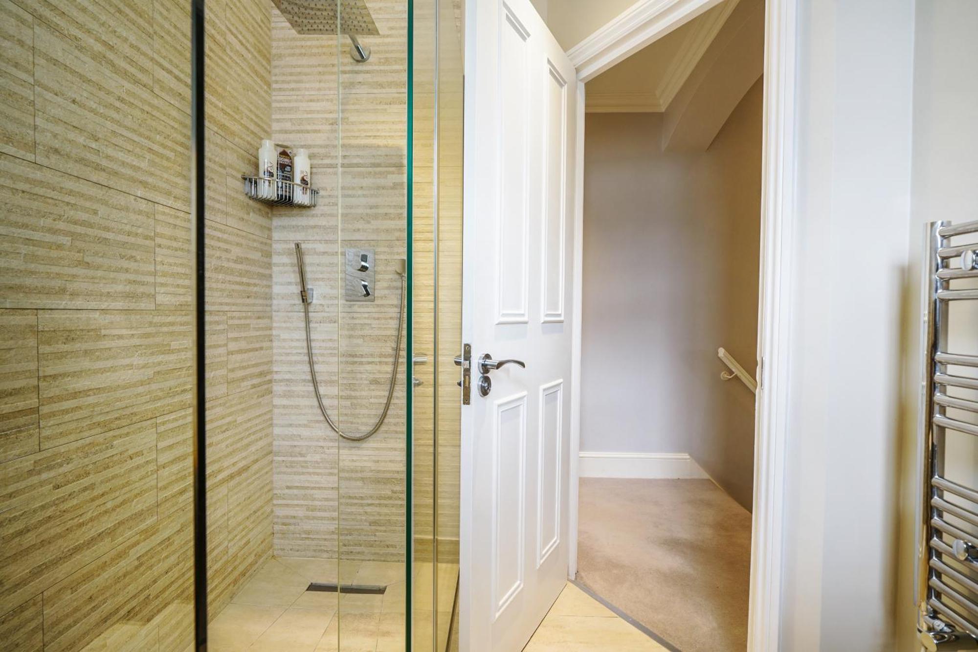 Beautiful And Spacious 2 Bed, 2 Bath Apartment Bordering Fulham And Chelsea - Entire Apartment With Private Entrance Londra Exterior foto