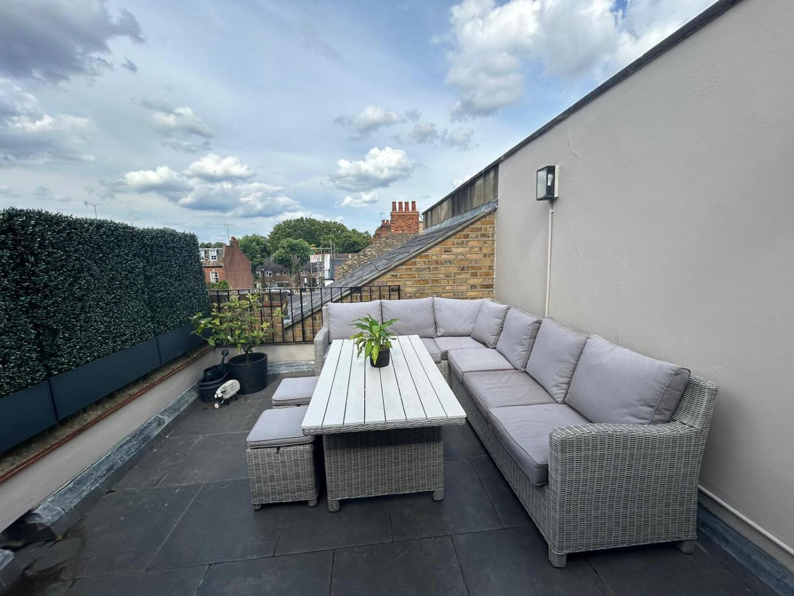 Beautiful And Spacious 2 Bed, 2 Bath Apartment Bordering Fulham And Chelsea - Entire Apartment With Private Entrance Londra Exterior foto
